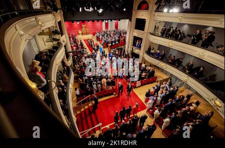 La Haye, pays-Bas. 20th septembre 2022. 2022-09-20 13:51:29 le roi Willem-Alexander, la reine Maxima et la princesse Amalia quittent le Koninklijke Schouwburg après le discours du roi sur Prinsjesdag (jour du budget). Le discours du Trône est lu cette année dans le Schouwburg, parce que le Ridderzaal n'est pas disponible en raison de la rénovation du Binnenhof. À la Haye, pays-Bas, le 20 septembre 2022. Credit: ANP/Alamy Live News Banque D'Images