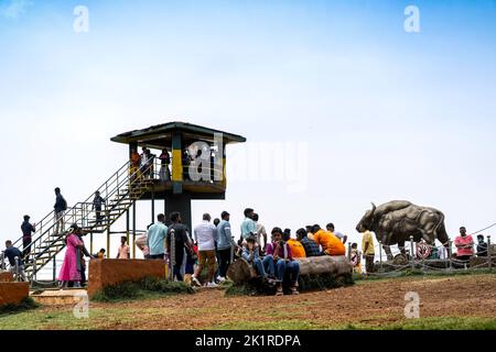 Moir point est situé à l'entrée de la forêt, cette destination populaire avec une tour de guet offre une vue panoramique sur les montagnes de la vallée, 18-08-22. Banque D'Images