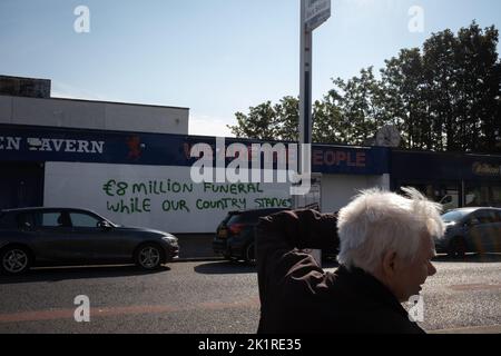 Glasgow, Écosse, 20 septembre 2022. Des graffitis anti-monarchie apparaissent sur le mur du célèbre club de supporters du Rangers FC, la Louden Tavern, dans le quartier Ibrox de la ville, le lendemain des funérailles de sa Majesté la reine Elizabeth II, décédée le 8th septembre, à Glasgow, en Écosse, le 20 septembre 2022. Crédit photo : Jeremy Sutton-Hibbert/Alay Live News. Banque D'Images