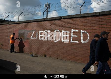 Glasgow, Écosse, 20 septembre 2022. Un travailleur des transports peint sur des graffitis anti-monarchie et lit « l’acte de Lizzie » (Lizzie’s Dead), qui est apparu la nuit dans la région d’Ibrox dans la ville, le lendemain des funérailles de sa Majesté la reine Elizabeth II, décédée le 8th septembre, à Glasgow, en Écosse, le 20 septembre 2022. Crédit photo : Jeremy Sutton-Hibbert/Alay Live News. Banque D'Images