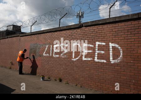 Glasgow, Écosse, 20 septembre 2022. Un travailleur des transports peint sur des graffitis anti-monarchie et lit « l’acte de Lizzie » (Lizzie’s Dead), qui est apparu la nuit dans la région d’Ibrox dans la ville, le lendemain des funérailles de sa Majesté la reine Elizabeth II, décédée le 8th septembre, à Glasgow, en Écosse, le 20 septembre 2022. Crédit photo : Jeremy Sutton-Hibbert/Alay Live News. Banque D'Images