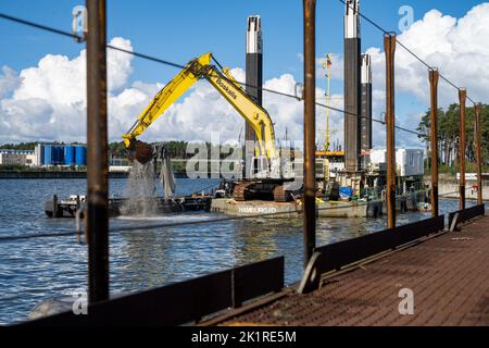 20 septembre 2022, Mecklembourg-Poméranie occidentale, Lubmin : du matériel lourd est en service sur le site de construction du terminal méthanier dans le port industriel de Lubmin 'Deutsche Ostsee'. Le plan est d'apporter le gaz liquéfié cryogénique au port avec de plus petits navires-navettes de grands pétroliers ancrés à l'extérieur du Greifswald Bodden. Photo: Stefan Sauer/dpa Banque D'Images