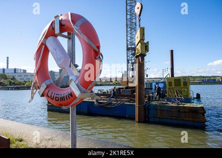 20 septembre 2022, Mecklembourg-Poméranie occidentale, Lubmin : du matériel lourd est en service sur le site de construction du terminal méthanier dans le port industriel de Lubmin 'Deutsche Ostsee'. Le plan est d'amener le gaz liquéfié cryogénique au port par de plus petits navires-navettes à partir de gros navires-citernes ancrés à l'extérieur du Greifswald Bodden. Photo: Stefan Sauer/dpa Banque D'Images