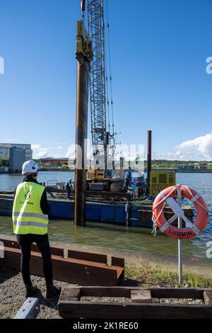 20 septembre 2022, Mecklembourg-Poméranie occidentale, Lubmin : du matériel lourd est en service sur le site de construction du terminal méthanier dans le port industriel de Lubmin 'Deutsche Ostsee'. Le plan est d'amener le gaz liquéfié cryogénique au port par de plus petits navires-navettes à partir de gros navires-citernes ancrés à l'extérieur du Greifswald Bodden. Photo: Stefan Sauer/dpa Banque D'Images