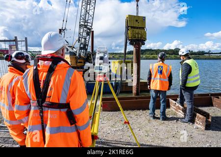 20 septembre 2022, Mecklembourg-Poméranie occidentale, Lubmin : du matériel lourd est en service sur le site de construction du terminal méthanier dans le port industriel de Lubmin 'Deutsche Ostsee'. Le plan est d'amener le gaz liquéfié cryogénique au port par de plus petits navires-navettes à partir de gros navires-citernes ancrés à l'extérieur du Greifswald Bodden. Photo: Stefan Sauer/dpa Banque D'Images