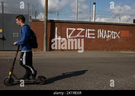 Glasgow, Écosse, 20 septembre 2022. Graffiti anti-monarchie portant la mention « Lizzie dans une boîte », apparu dans la nuit dans le quartier Ibrox de la ville, le lendemain des funérailles de sa Majesté la reine Elizabeth II, décédée le 8th septembre, à Glasgow, en Écosse, le 20 septembre 2022. Crédit photo : Jeremy Sutton-Hibbert/Alay Live News. Banque D'Images