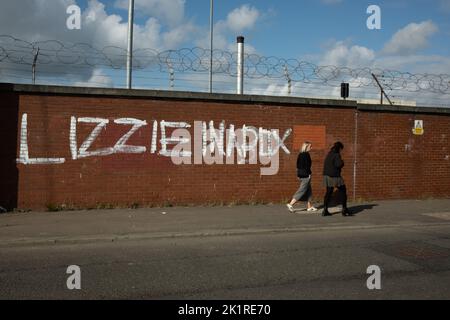 Glasgow, Écosse, 20 septembre 2022. Graffiti anti-monarchie portant la mention « Lizzie dans une boîte », apparu dans la nuit dans le quartier Ibrox de la ville, le lendemain des funérailles de sa Majesté la reine Elizabeth II, décédée le 8th septembre, à Glasgow, en Écosse, le 20 septembre 2022. Crédit photo : Jeremy Sutton-Hibbert/Alay Live News. Banque D'Images