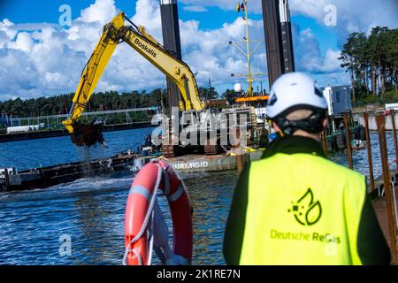 20 septembre 2022, Mecklembourg-Poméranie occidentale, Lubmin : du matériel lourd est en service sur le site de construction du terminal méthanier dans le port industriel de Lubmin 'Deutsche Ostsee'. Le plan est d'amener le gaz liquéfié cryogénique au port par de plus petits navires-navettes à partir de gros navires-citernes ancrés à l'extérieur du Greifswald Bodden. Photo: Stefan Sauer/dpa Banque D'Images