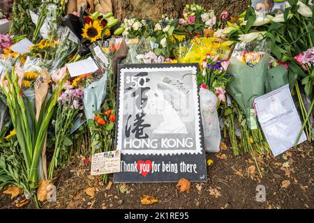 Londres, Royaume-Uni. 20 septembre 2022. Une photo de la reine Elizabeth II sur un timbre-poste de Hong Kong est laissée par les membres du public à Green Park comme le lundi 19 septembre le cercueil de la reine a été porté sur une voiture à canon de Westminster Hall, suivi du roi Charles III et de Camilla, Queen Consort après avoir été couché dans l'État pendant quatre jours, qui a eu lieu, suivi d'un internement privé à la chapelle Saint-Georges à Windsor. Crédit: amer ghazzal/Alay Live News. Banque D'Images