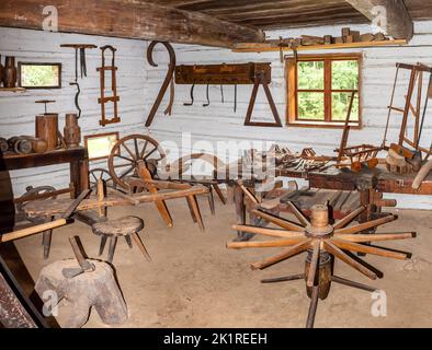 atelier de menuiserie historique traditionnel intérieur dans un cottage à colombages du 19th siècle en europe centrale Banque D'Images