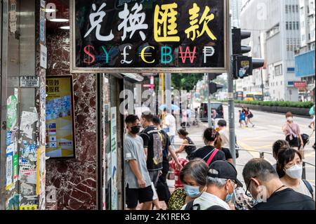 Hong Kong, Chine. 19th septembre 2022. Les piétons marchent devant un bureau de change avec un panneau offrant: US Dollar ($), Japanese yen (¥), British Pound (£), Euro (€), Bitcoin (BTC, BCH), Korean Won (?) et Cuba Peso (?). (Photo par Sebastian ng/SOPA Images/Sipa USA) crédit: SIPA USA/Alay Live News Banque D'Images