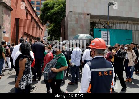 Mexico, Mexique. 19th septembre 2022. 19 septembre 2022, Mexico, Mexique: Des centaines de personnes ont été évacuées des bureaux et des bâtiments après le tremblement de terre de 7,7 degrés sur l'échelle de Richter enregistré dans l'État de Michoacan. Sur 19 septembre 2022 à Mexico, Mexique. (Photo de Luis Barron/Eyepix Group/Sipa USA). Credit: SIPA USA/Alay Live News Banque D'Images