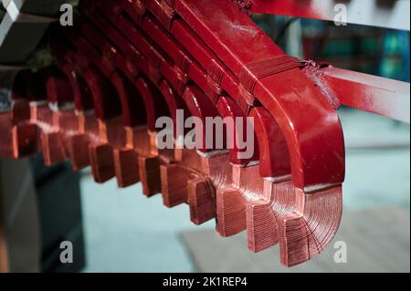 Groupe de détails métalliques colorés du moteur électrique à l'usine Banque D'Images