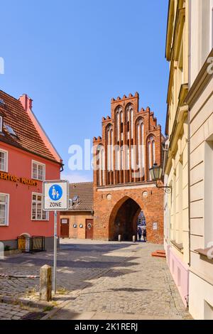 Paysage de rue de Spiegelberg et Altes Wassertor (ancienne porte d'eau), une porte d'entrée de port gothique de 1450 au Vieux port dans la vieille ville de Wismar, Allemagne. Banque D'Images