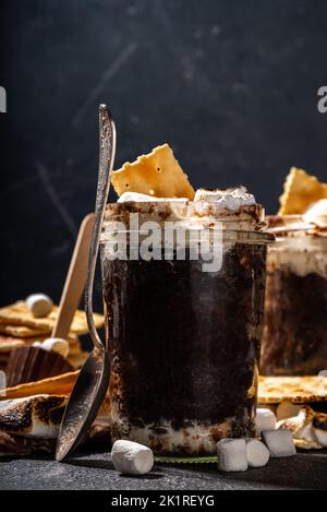 Chocolat noir smores mug gâteau dessert, recette simple rapide de cuisson au micro-ondes, gâteau de lave, brownie avec guimauves et biscuits graham dans un verre Banque D'Images