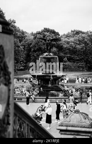 Une photo verticale en niveaux de gris de la fontaine Bethesda dans le parc central de New York par une journée ensoleillée Banque D'Images