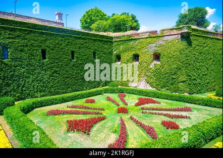 Jardins sculptés à l'extérieur du château de Montjuic, Barcelone, Espagne Banque D'Images