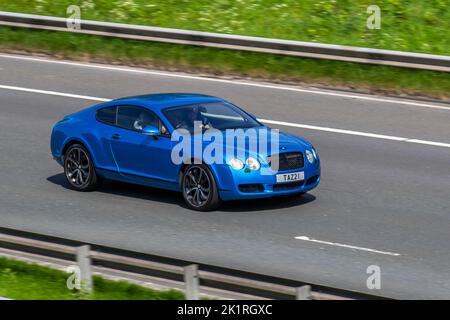 2004 Blue Bentley Continental GT W12 Auto 5998cc coupé essence, véhicules de performance mobile, voitures britanniques, conduite de véhicules sur les routes britanniques, moteurs de luxe, conduite sur le réseau routier anglais M6 Banque D'Images