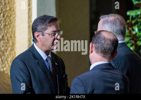 Manpreet Vohra le Haut Commissaire pour l'Inde a salué le Premier Ministre Anthony Albanese lors de la réunion des chefs de mission du Commonwealth Banque D'Images