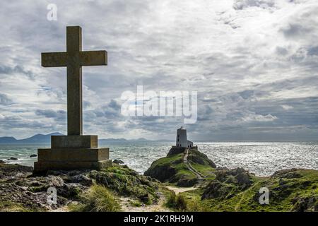 The Cross and Twr Mawr Windmill sur l'île Llanddwyn au large d'Anglesey, au nord du pays de Galles Banque D'Images