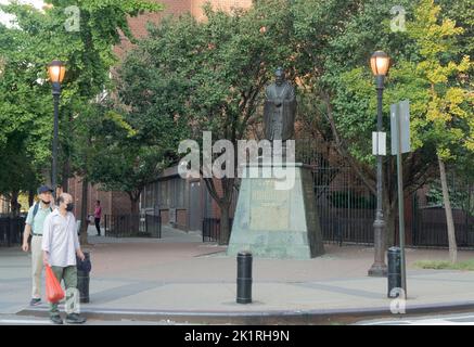 Une statue de Confucius de 15 mètres de haut se dresse devant les appartements Confucius Plaza, un projet de logement dans le quartier chinois de Manhattan. Banque D'Images