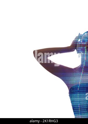 Silhouette à double exposition. Cyber-fête. Musique électronique. Cristal liquide irisé en demi-visage portrait de femme DJ écoutant de la musique en h Banque D'Images