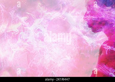Silhouette à double exposition. Aura spirituelle. Énergie ésotérique. Rose magenta néons forme de brume profil portrait de la femme paisible sur étheréal pastel copie s. Banque D'Images