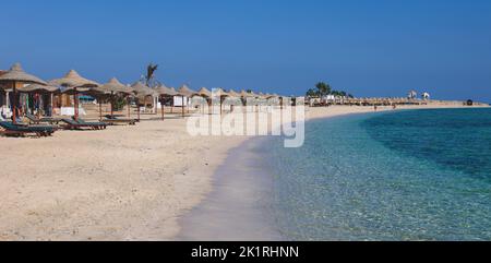 Côte relaxante et sablonneuse de la plage de la mer Rouge à Marsa Alam, Égypte Banque D'Images