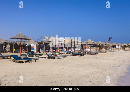 Côte relaxante et sablonneuse de la plage de la mer Rouge à Marsa Alam, Égypte Banque D'Images