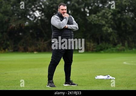 Oldham, Royaume-Uni. 20th septembre 2022. Oldham, Royaume-Uni. 20th septembre 2022. David Unsworth première session d'entraînement Oldham - Chapel Road.pendant l'entraînement Athlétique Oldham à Chapel Road, Oldham, le mardi 20th septembre 2022. (Credit: Eddie Garvey | MI News )David Unsworth (Manager) d'Oldham Athletic pendant l'entraînement d'Oldham Athletic à Chapel Road, Oldham, le mardi 20th septembre 2022. Crédit : MI News & Sport /Alay Live News Banque D'Images