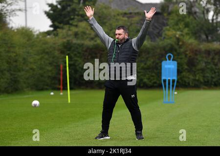 Oldham, Royaume-Uni. 20th septembre 2022. Oldham, Royaume-Uni. 20th septembre 2022. David Unsworth première session d'entraînement Oldham - Chapel Road.pendant l'entraînement Athlétique Oldham à Chapel Road, Oldham, le mardi 20th septembre 2022. (Credit: Eddie Garvey | MI News )David Unsworth (Manager) d'Oldham Athletic pendant l'entraînement d'Oldham Athletic à Chapel Road, Oldham, le mardi 20th septembre 2022. Crédit : MI News & Sport /Alay Live News Banque D'Images