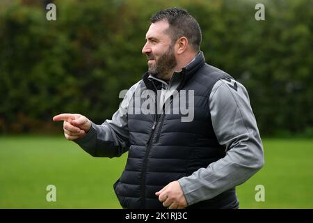 Oldham, Royaume-Uni. 20th septembre 2022. Oldham, Royaume-Uni. 20th septembre 2022. David Unsworth première session d'entraînement Oldham - Chapel Road.pendant l'entraînement Athlétique Oldham à Chapel Road, Oldham, le mardi 20th septembre 2022. (Credit: Eddie Garvey | MI News )David Unsworth (Manager) d'Oldham Athletic pendant l'entraînement d'Oldham Athletic à Chapel Road, Oldham, le mardi 20th septembre 2022. Crédit : MI News & Sport /Alay Live News Banque D'Images