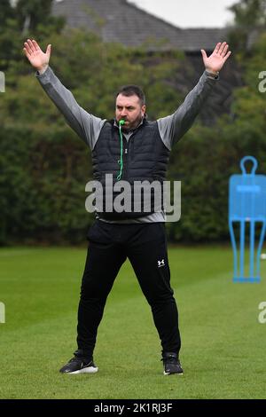 Oldham, Royaume-Uni. 20th septembre 2022. Oldham, Royaume-Uni. 20th septembre 2022. David Unsworth première session d'entraînement Oldham - Chapel Road.pendant l'entraînement Athlétique Oldham à Chapel Road, Oldham, le mardi 20th septembre 2022. (Credit: Eddie Garvey | MI News )David Unsworth (Manager) d'Oldham Athletic pendant l'entraînement d'Oldham Athletic à Chapel Road, Oldham, le mardi 20th septembre 2022. Crédit : MI News & Sport /Alay Live News Banque D'Images