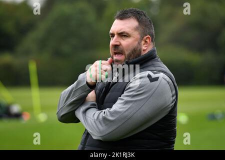 Oldham, Royaume-Uni. 20th septembre 2022. Oldham, Royaume-Uni. 20th septembre 2022. David Unsworth première session d'entraînement Oldham - Chapel Road.pendant l'entraînement Athlétique Oldham à Chapel Road, Oldham, le mardi 20th septembre 2022. (Credit: Eddie Garvey | MI News )David Unsworth (Manager) d'Oldham Athletic pendant l'entraînement d'Oldham Athletic à Chapel Road, Oldham, le mardi 20th septembre 2022. Crédit : MI News & Sport /Alay Live News Banque D'Images