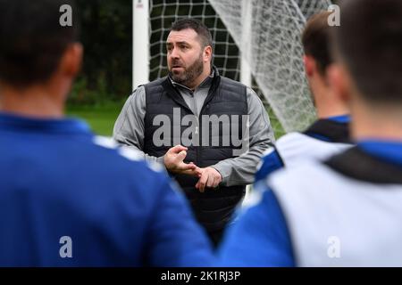 Oldham, Royaume-Uni. 20th septembre 2022. Oldham, Royaume-Uni. 20th septembre 2022. David Unsworth première session d'entraînement Oldham - Chapel Road.pendant l'entraînement Athlétique Oldham à Chapel Road, Oldham, le mardi 20th septembre 2022. (Credit: Eddie Garvey | MI News )David Unsworth (Manager) d'Oldham Athletic pendant l'entraînement d'Oldham Athletic à Chapel Road, Oldham, le mardi 20th septembre 2022. Crédit : MI News & Sport /Alay Live News Banque D'Images