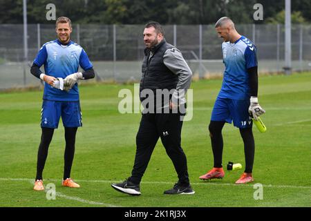 Oldham, Royaume-Uni. 20th septembre 2022. David Unsworth première session d'entraînement Oldham - Chapel Road.pendant l'entraînement Athlétique Oldham à Chapel Road, Oldham, le mardi 20th septembre 2022. (Credit: Eddie Garvey | MI News )David Unsworth (Manager) d'Oldham Athletic pendant l'entraînement d'Oldham Athletic à Chapel Road, Oldham, le mardi 20th septembre 2022. (Credit: Eddie Garvey | MI News )David Unsworth (Manager) de Oldham Athletic watches Jayson Leutwiler d'Oldham Athletic et Magnus Norman d'Oldham Athletic Training à Chapel Road, Oldham, le mardi 20th septembre 2022. Crédit : MI News & Sport/Alay Liv Banque D'Images