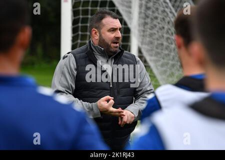 Oldham, Royaume-Uni. 20th septembre 2022. Oldham, Royaume-Uni. 20th septembre 2022. David Unsworth première session d'entraînement Oldham - Chapel Road.pendant l'entraînement Athlétique Oldham à Chapel Road, Oldham, le mardi 20th septembre 2022. (Credit: Eddie Garvey | MI News )David Unsworth (Manager) d'Oldham Athletic pendant l'entraînement d'Oldham Athletic à Chapel Road, Oldham, le mardi 20th septembre 2022. Crédit : MI News & Sport /Alay Live News Banque D'Images