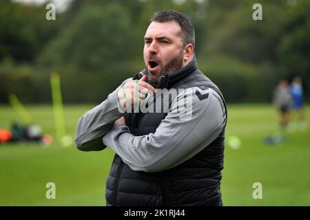 Oldham, Royaume-Uni. 20th septembre 2022. Oldham, Royaume-Uni. 20th septembre 2022. David Unsworth première session d'entraînement Oldham - Chapel Road.pendant l'entraînement Athlétique Oldham à Chapel Road, Oldham, le mardi 20th septembre 2022. (Credit: Eddie Garvey | MI News )David Unsworth (Manager) d'Oldham Athletic pendant l'entraînement d'Oldham Athletic à Chapel Road, Oldham, le mardi 20th septembre 2022. Crédit : MI News & Sport /Alay Live News Banque D'Images