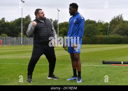 Oldham, Royaume-Uni. 20th septembre 2022. David Unsworth première session d'entraînement Oldham - Chapel Road.pendant l'entraînement Athlétique Oldham à Chapel Road, Oldham, le mardi 20th septembre 2022. (Credit: Eddie Garvey | MI News )David Unsworth (Manager) d'Oldham Athletic pendant l'entraînement d'Oldham Athletic à Chapel Road, Oldham, le mardi 20th septembre 2022. (Credit: Eddie Garvey | MI News )David Unsworth (Manager) d'Oldham Athletic avec Mike Fondop-Talom d'Oldham Athletic pendant l'entraînement à Chapel Road, Oldham, le mardi 20th septembre 2022. Crédit : MI News & Sport /Alay Live News Banque D'Images