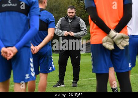 Oldham, Royaume-Uni. 20th septembre 2022. Oldham, Royaume-Uni. 20th septembre 2022. David Unsworth première session d'entraînement Oldham - Chapel Road.pendant l'entraînement Athlétique Oldham à Chapel Road, Oldham, le mardi 20th septembre 2022. (Credit: Eddie Garvey | MI News )David Unsworth (Manager) d'Oldham Athletic pendant l'entraînement d'Oldham Athletic à Chapel Road, Oldham, le mardi 20th septembre 2022. Crédit : MI News & Sport /Alay Live News Banque D'Images