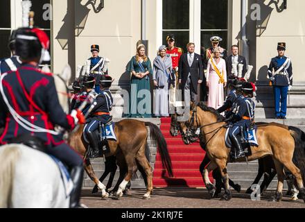 La Haye, pays-Bas. 20th septembre 2022. 2022-09-20 14:38:12 LA HAYE - le roi Willem-Alexander, la reine Maxima, la princesse Amalia, le prince Constantijn et la princesse Laurentien pendant le salut de l'escorte honoraire de Cavalry sur Prinsjesdag. En raison des mesures de la couronne, le salut n'a pas pu avoir lieu l'année dernière. Credit: ANP/Alamy Live News Banque D'Images