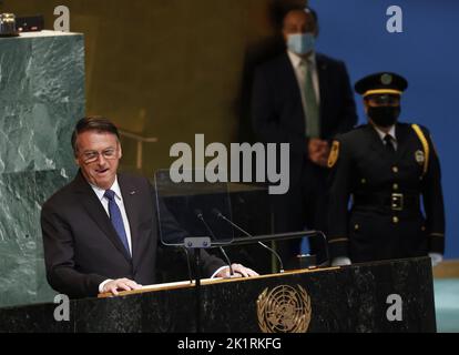 New York, États-Unis. 20th septembre 2022. Le Président de la République fédérative du Brésil Jair Messias Bolsonaro prend la parole à l'Assemblée générale des Nations Unies session 77th débat général dans la salle de l'Assemblée générale des Nations Unies au Siège des Nations Unies, mardi, à 20 septembre 2022, à New York. Photo de John Angelillo/UPI crédit: UPI/Alay Live News Banque D'Images