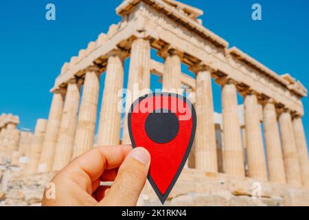 gros plan de la main d'un homme tenant un marqueur rouge pointant les vestiges du célèbre Parthénon, dans l'Acropole d'Athènes, Grèce Banque D'Images