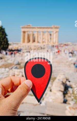 gros plan d'un homme portant un marqueur rouge pointant les vestiges du célèbre Parthénon, dans l'Acropole d'Athènes, en Grèce, par une journée ensoleillée Banque D'Images