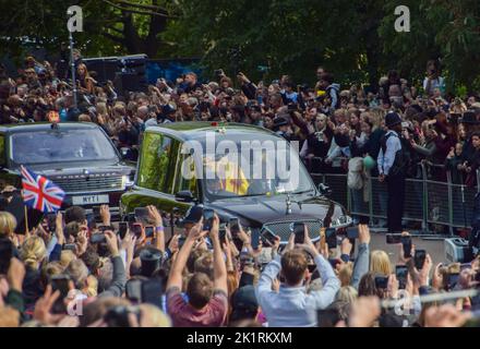 Londres, Royaume-Uni. 19th septembre 2022. La Royal Hearse passe par Albert Memorial. Des milliers de personnes se sont rassemblées pour regarder le cercueil de la Reine passer par le Albert Memorial et le Royal Albert Hall à South Kensington. Le cercueil a été transféré dans la Royal Hearse de Wellington Arch pour son trajet vers Windsor, avec une foule énorme qui borde le parcours à travers Hyde Park et Kensington Gardens. Banque D'Images