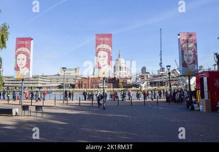 Londres, Royaume-Uni. 18th septembre 2022. La file d'attente en dehors de Tate Modern. De grandes foules continuent de faire la queue le dernier jour complet de la Reine dans l'État de Westminster Hall. Les funérailles d'État de la Reine ont lieu le 19th septembre. Banque D'Images
