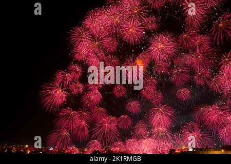 Rouge orangé doré incroyable feu d'artifice explosion fond dans la nuit en gros plan, scénario de feu d'artifice, feu d'artifice explose, festival de feu d'artifice de Malte, Indepe Banque D'Images