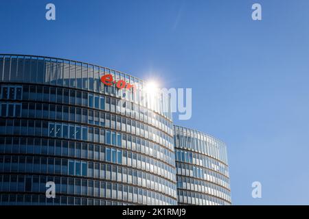 Essen, Rhénanie-du-Nord-Westphalie, Allemagne - siège de l'E.ON. Logo de la société sur la façade du siège. Banque D'Images