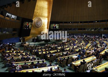 New York, États-Unis. 20th septembre 2022. Le Président de la République fédérative du Brésil Jair Messias Bolsonaro prend la parole à l'Assemblée générale des Nations Unies session 77th débat général dans la salle de l'Assemblée générale des Nations Unies au Siège des Nations Unies, mardi, à 20 septembre 2022, à New York. Photo de John Angelillo/UPI crédit: UPI/Alay Live News Banque D'Images