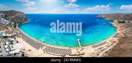 Vue panoramique aérienne de la célèbre plage d'Elia sur l'île de Mykonos Banque D'Images